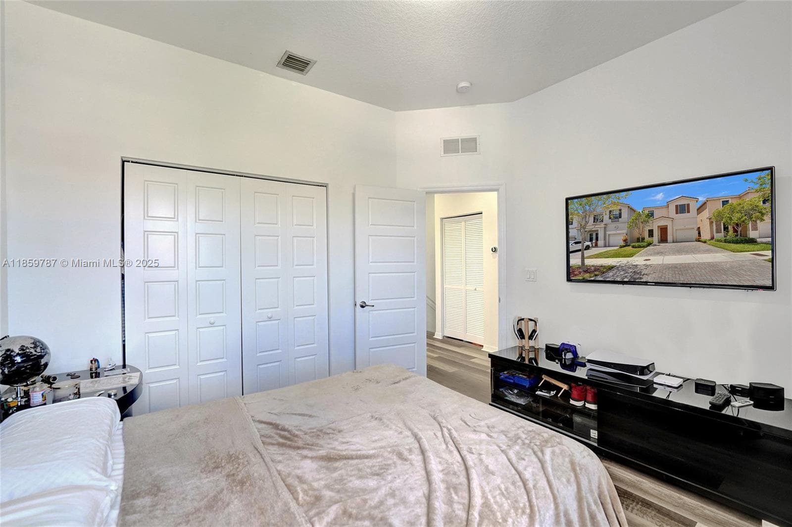 650 NE 191st Ter, Miami FL 33179 — 63