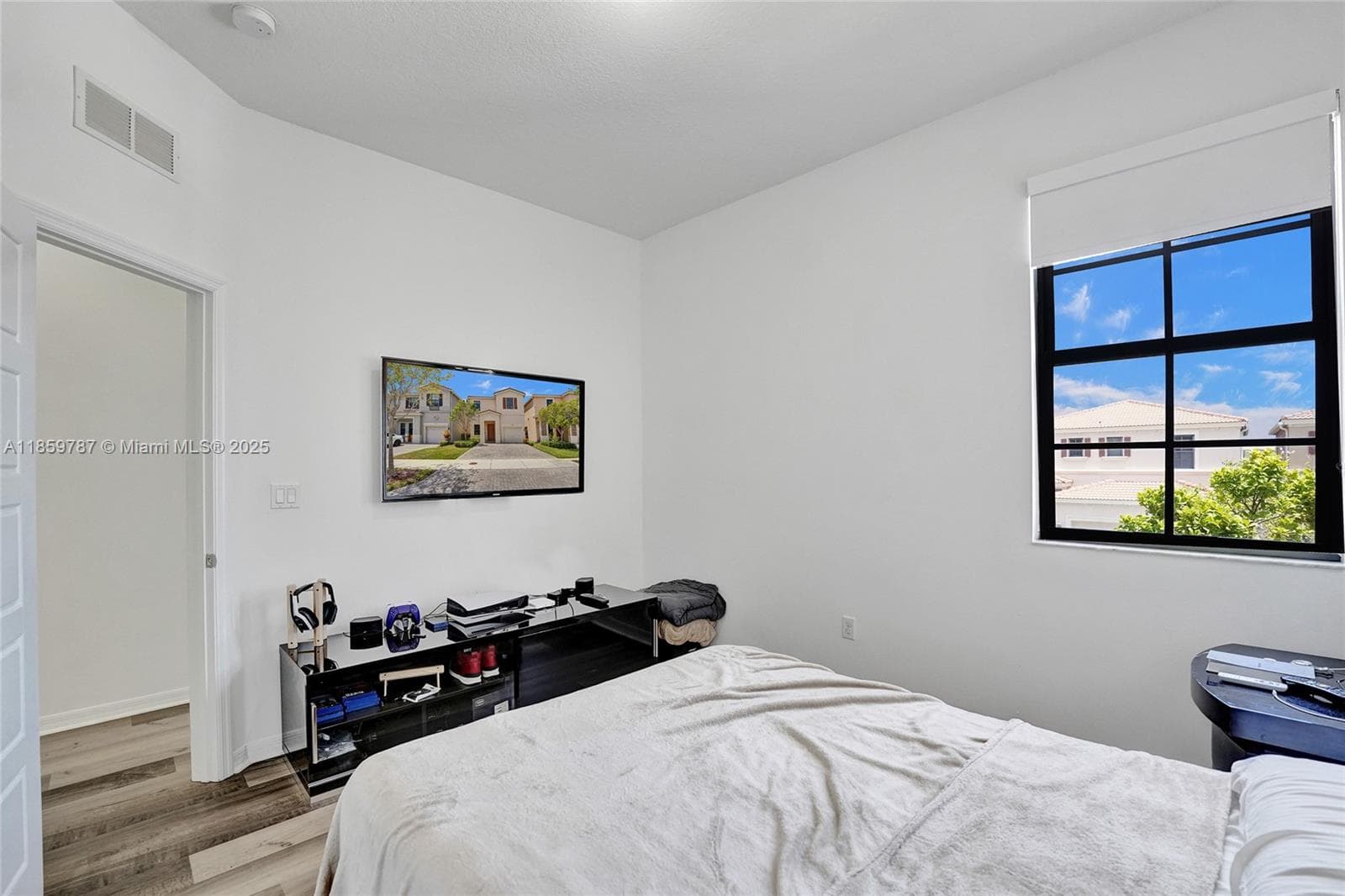 650 NE 191st Ter, Miami FL 33179 — 64