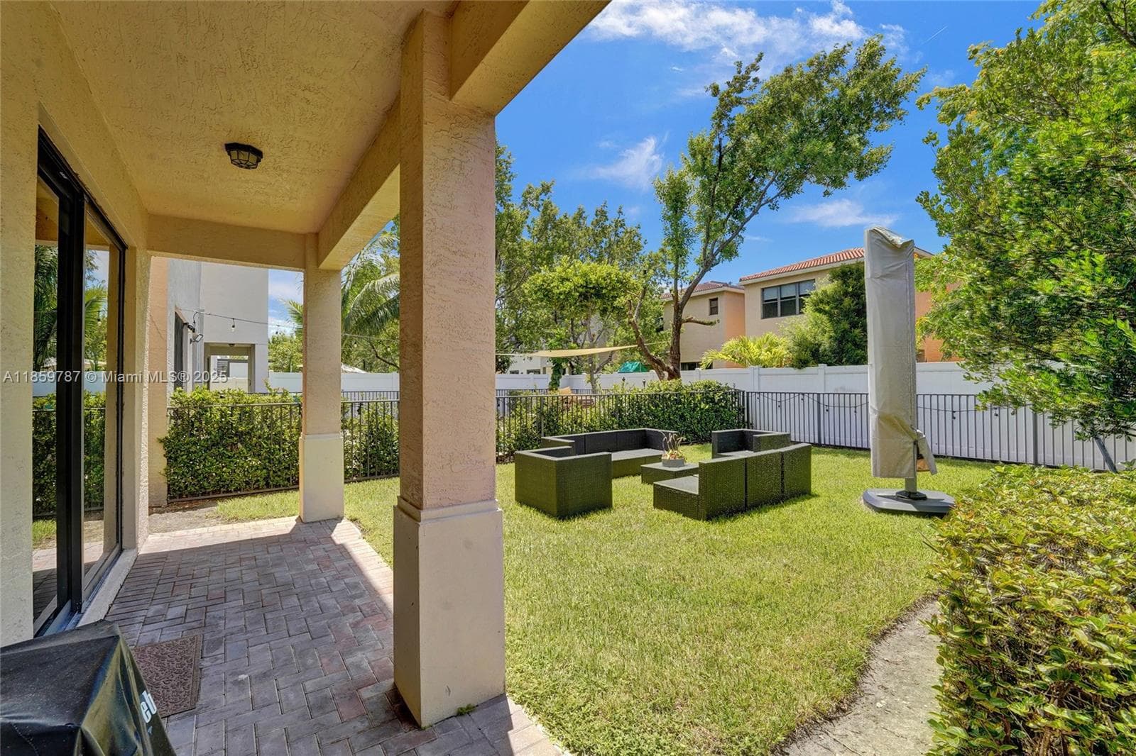 650 NE 191st Ter, Miami FL 33179 — 70