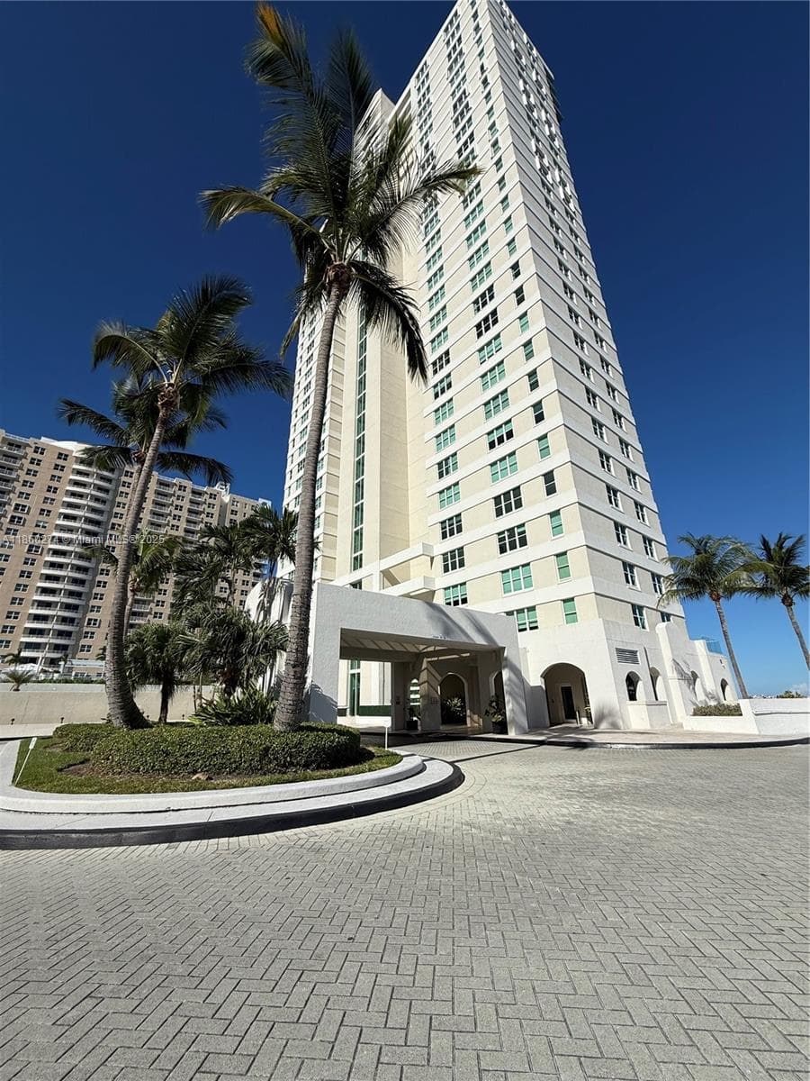 800 Claughton Island Dr # 703, Miami FL 33131 — 24
