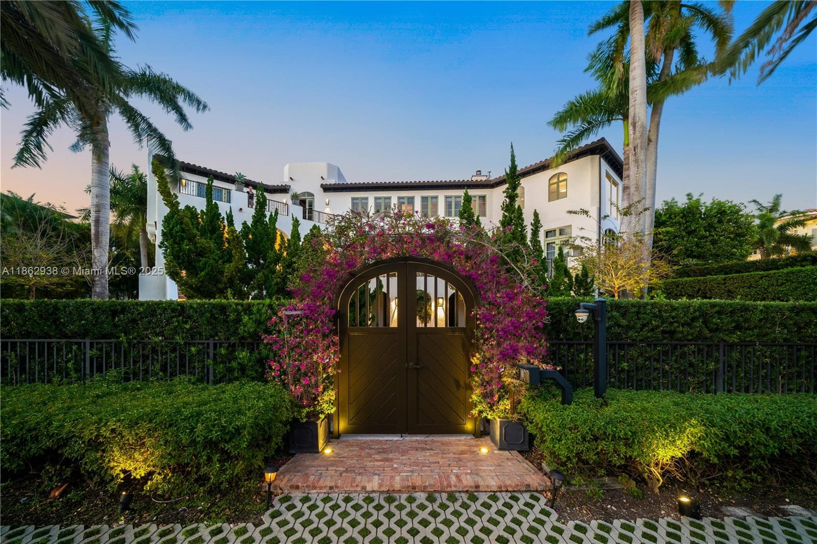3305 S Moorings Way, Miami FL 33133 — 3