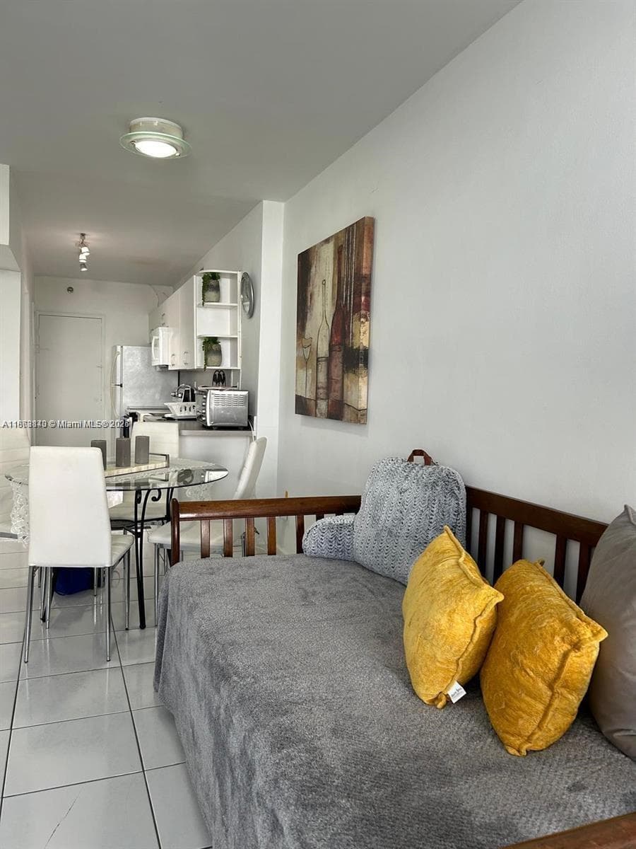 100 Lincoln Rd # 437, Miami Beach FL 33139 — 1