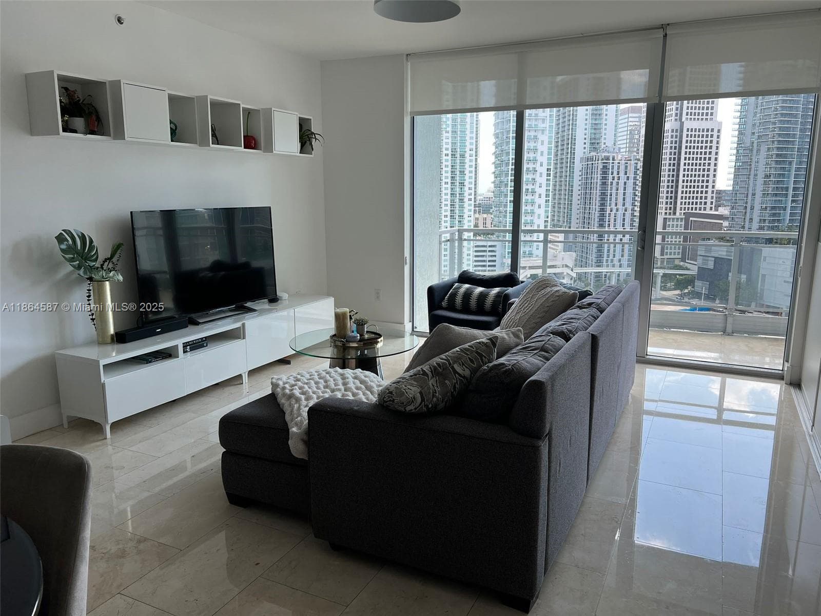 90 SW 3rd St # 2103, Miami FL 33130 — 2