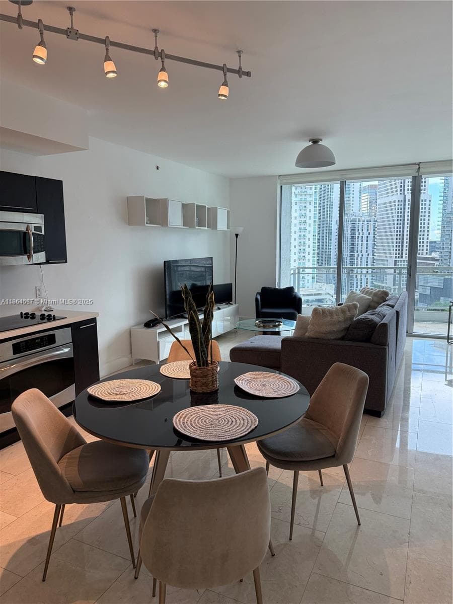 90 SW 3rd St # 2103, Miami FL 33130 — 5