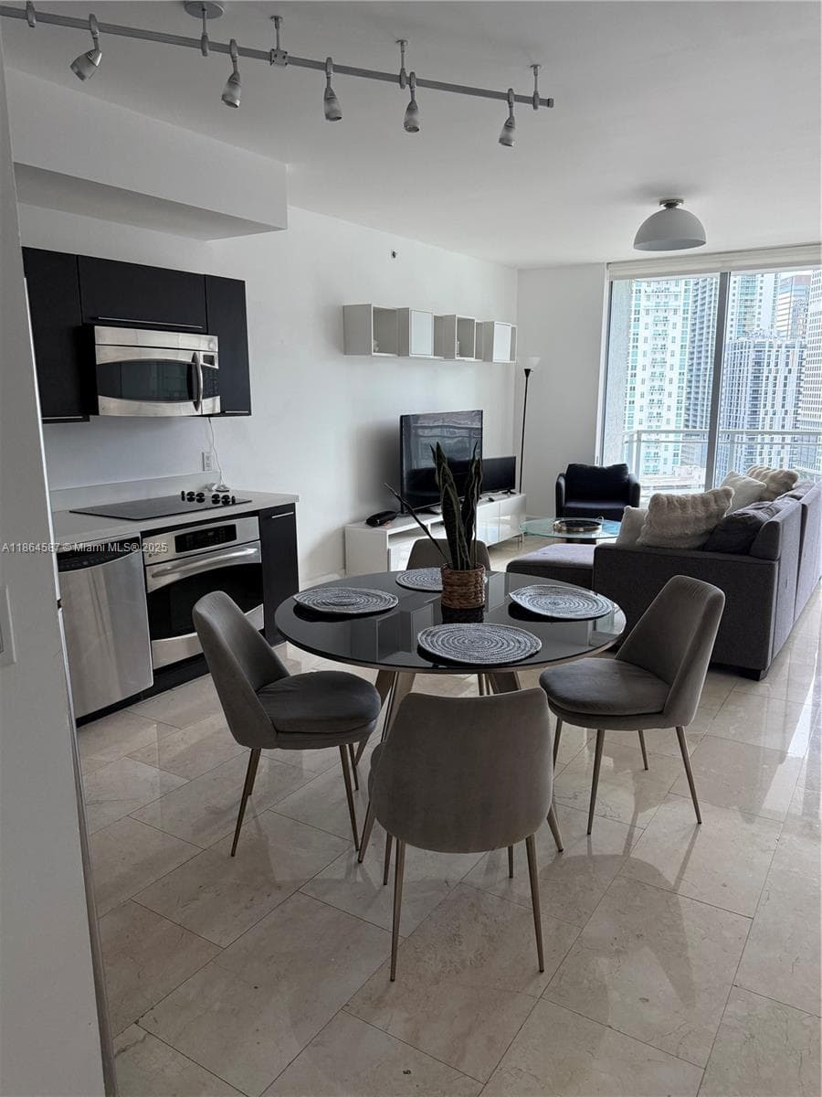 90 SW 3rd St # 2103, Miami FL 33130 — 4