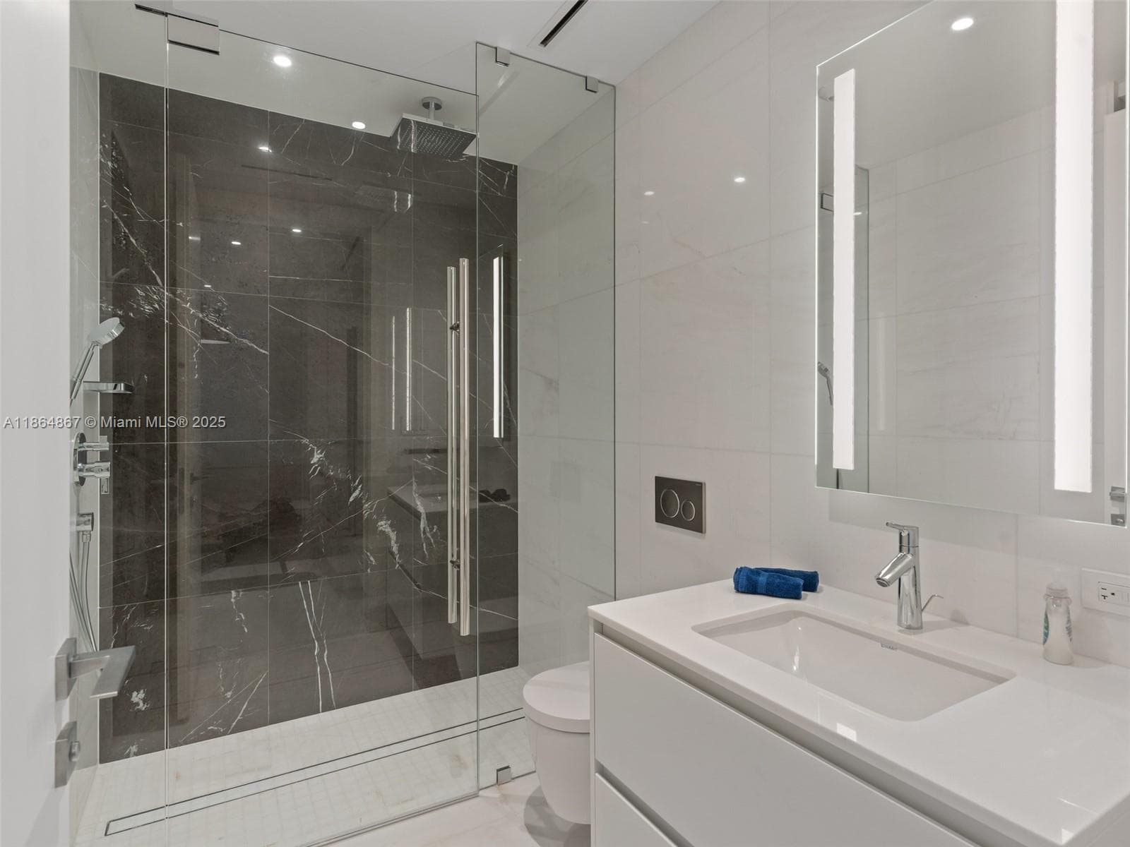 300 Biscayne Blvd Way # 2505, Miami FL 33131 — 33