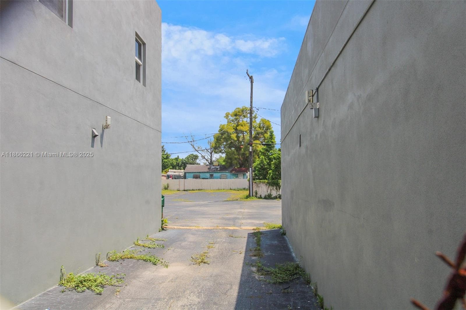 3267 NW 35th St, Miami FL 33142 — 3