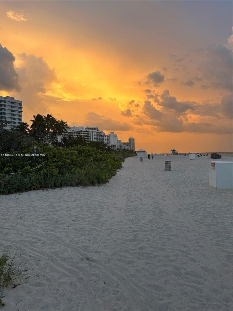 5161 Collins Ave # 811, Miami Beach FL 33140 — 32