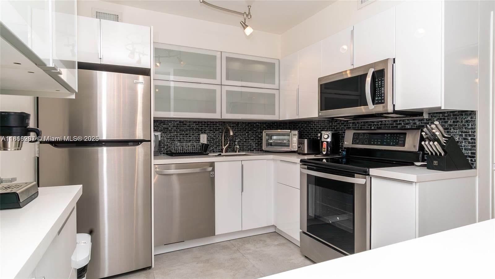 5161 Collins Ave # 811, Miami Beach FL 33140 — 1