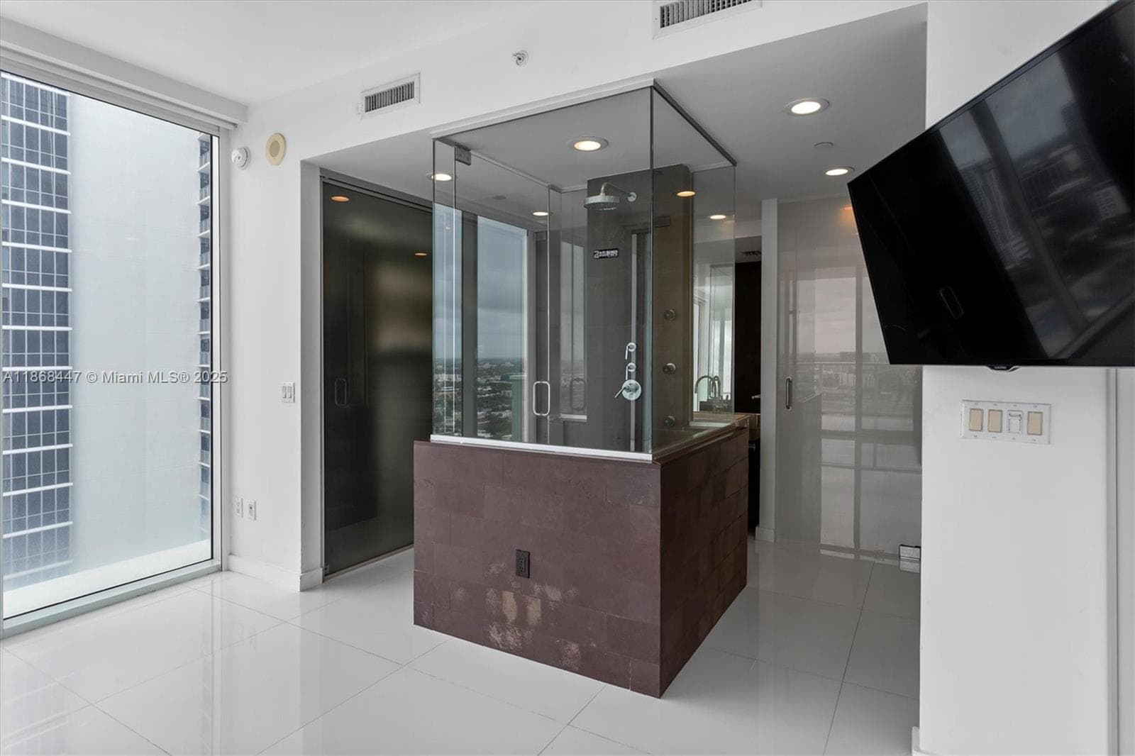 1040 Biscayne Blvd # 3106, Miami FL 33132 — 17