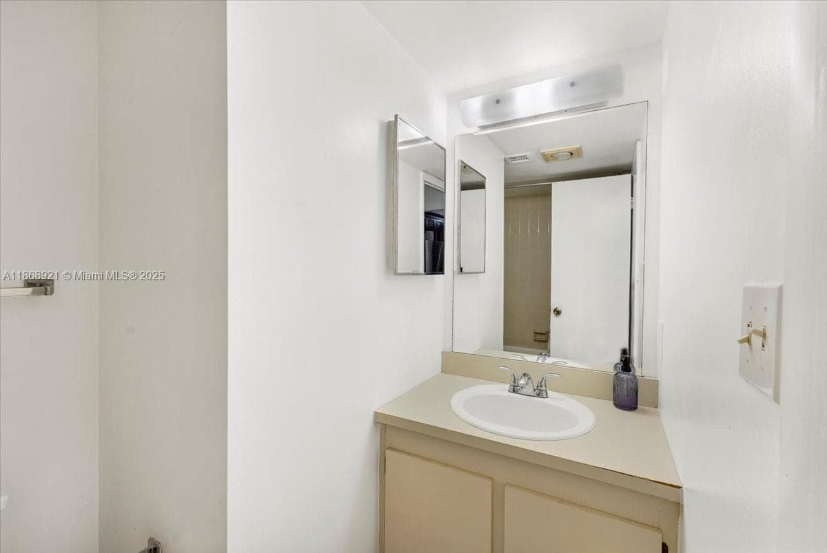 900 NE 195th Street # 607, Miami FL 33179 — 23