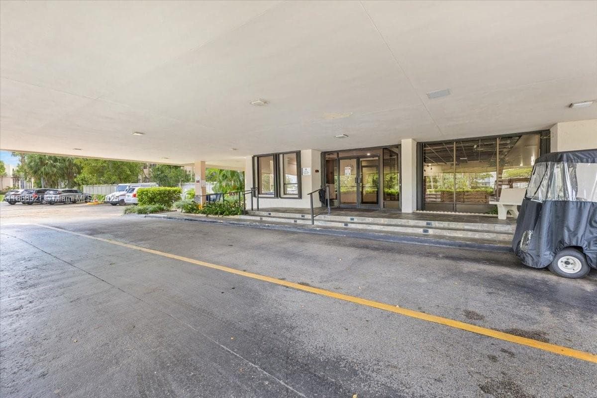 900 NE 195th Street # 607, Miami FL 33179 — 2