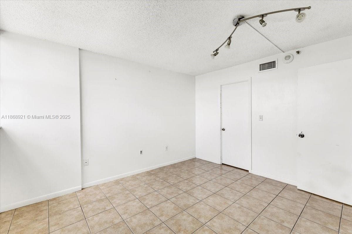 900 NE 195th Street # 607, Miami FL 33179 — 22