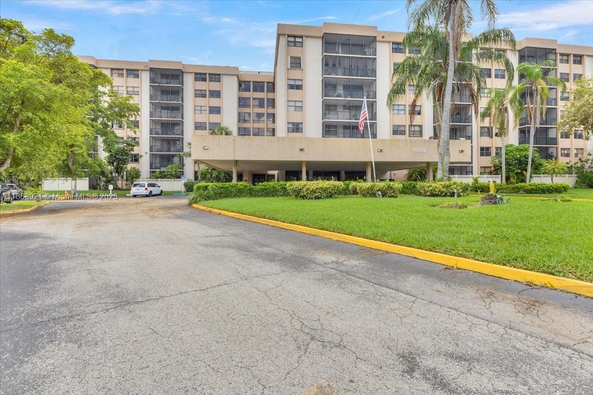 900 NE 195th Street # 607, Miami FL 33179 — 1