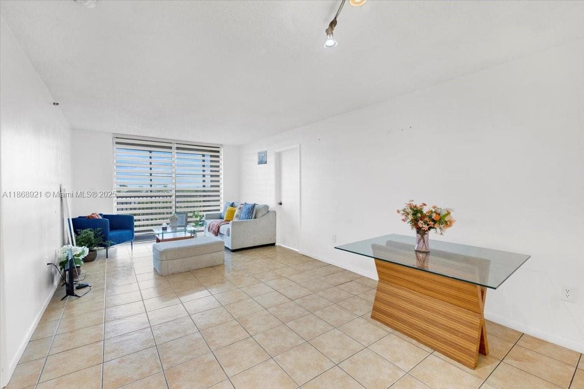 900 NE 195th Street # 607, Miami FL 33179 — 10
