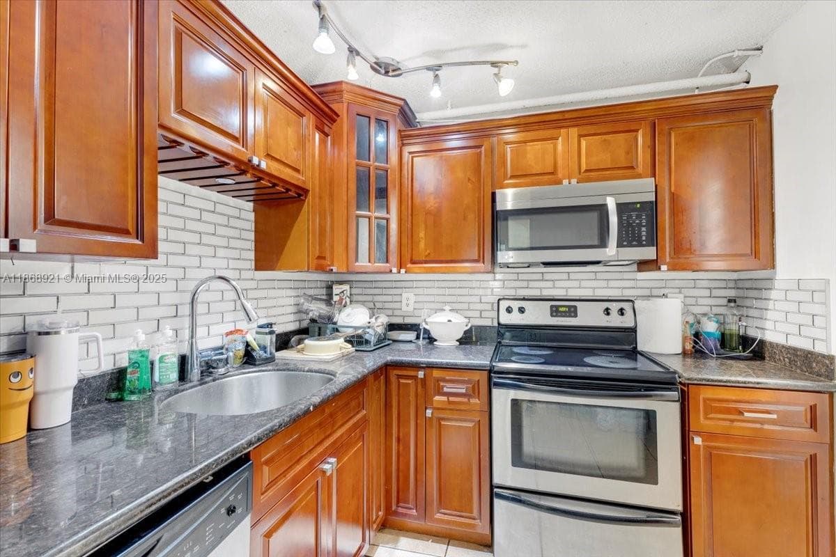 900 NE 195th Street # 607, Miami FL 33179 — 15