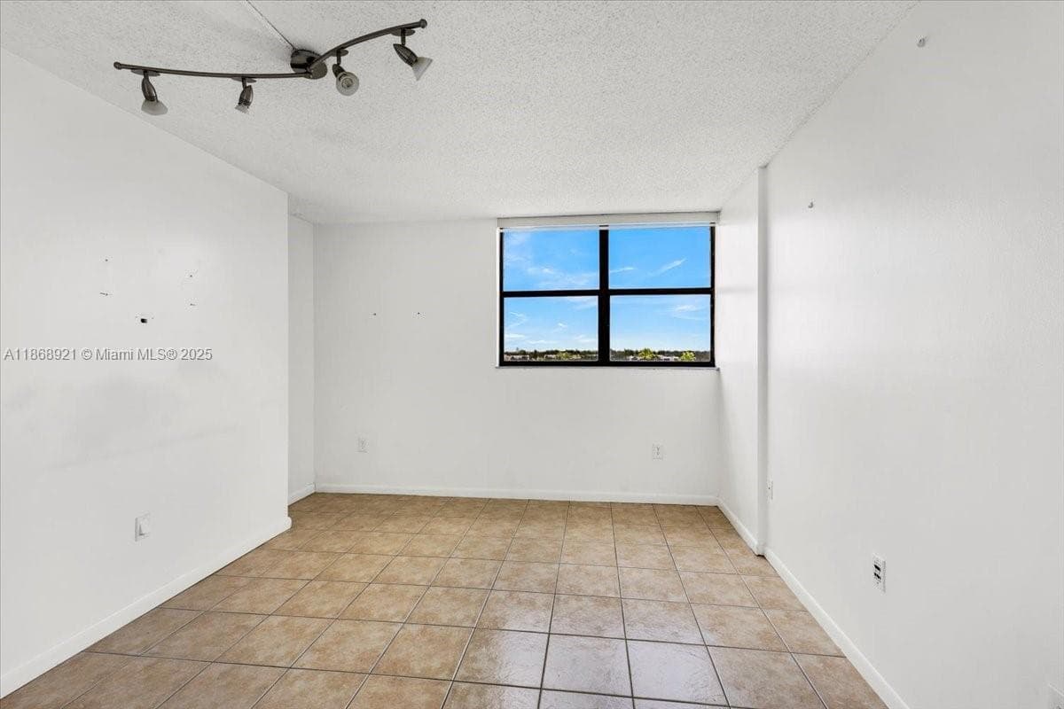 900 NE 195th Street # 607, Miami FL 33179 — 21