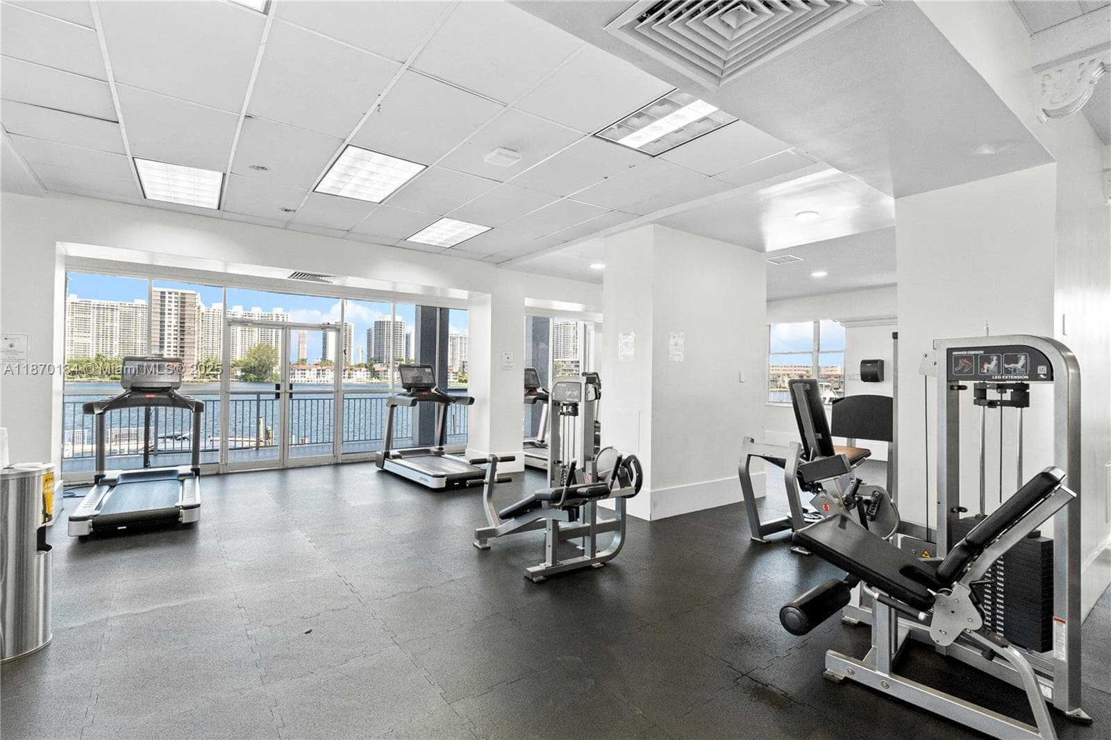 18071 Biscayne Blvd # 1404, Aventura FL 33160 — 18