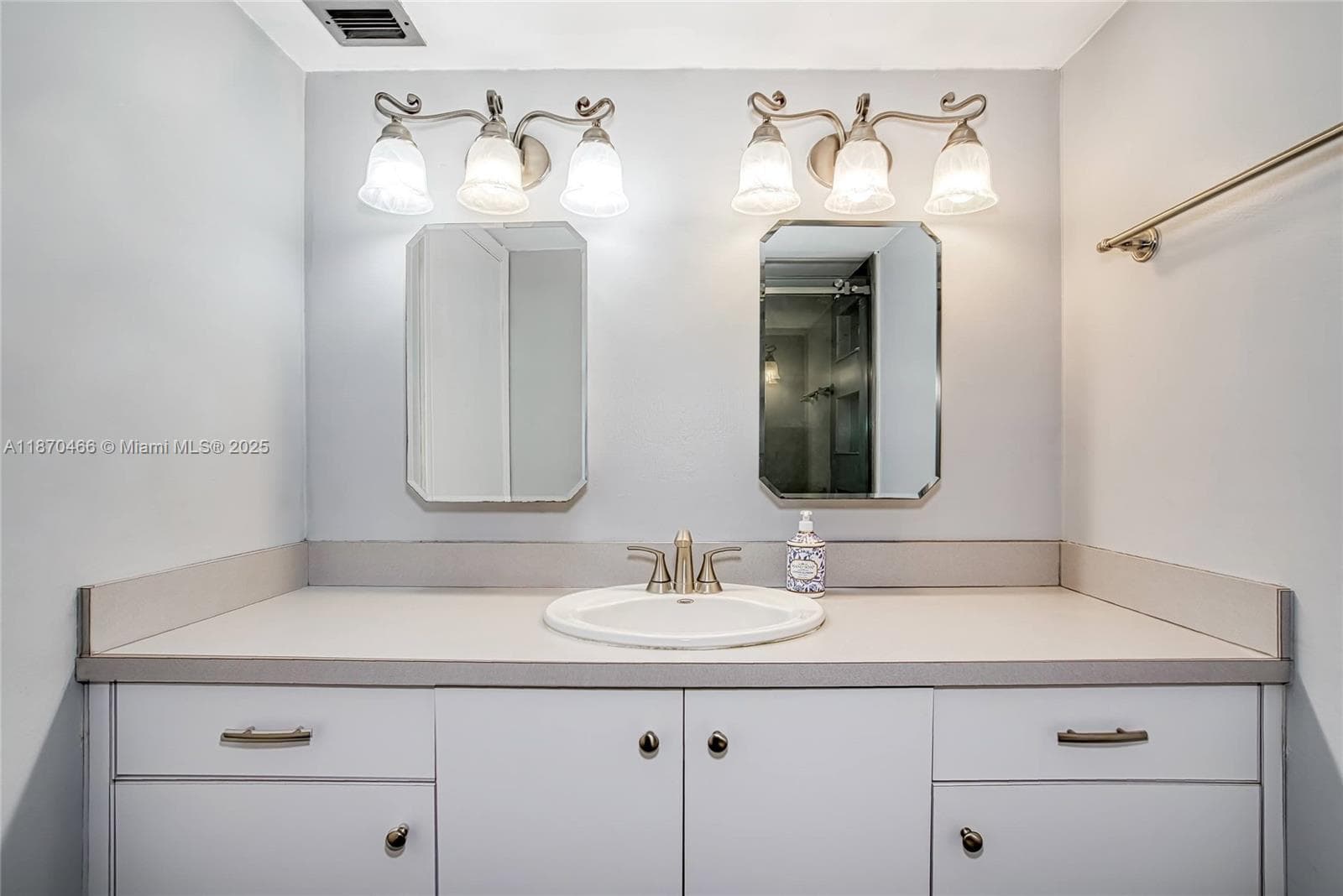 18021 Biscayne Blvd # 1604, Aventura FL 33160 — 26