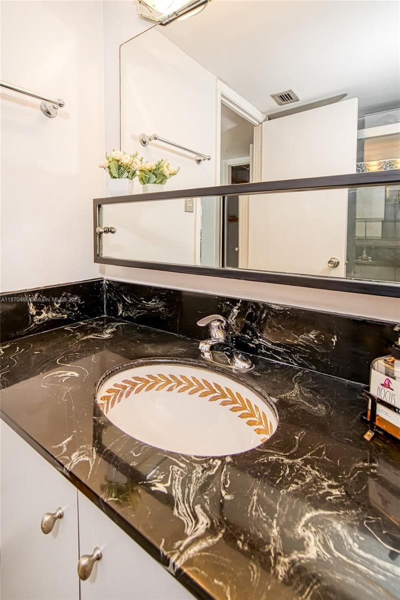 18021 Biscayne Blvd # 1604, Aventura FL 33160 — 32