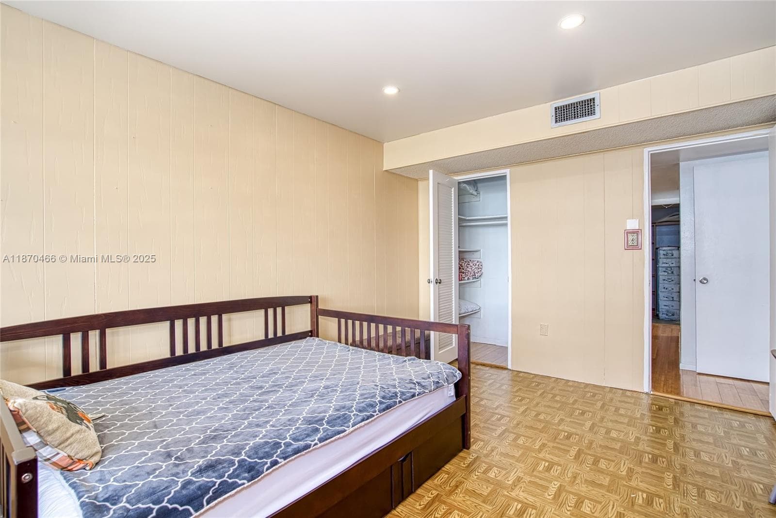 18021 Biscayne Blvd # 1604, Aventura FL 33160 — 18