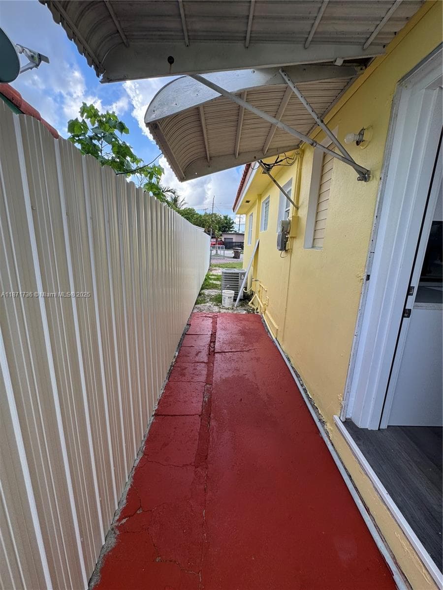 685 SE Park Dr, Hialeah FL 33010 — 10