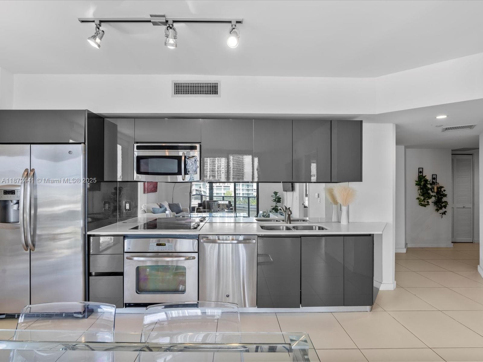 31 SE 6th St # 802, Miami FL 33131 — 6