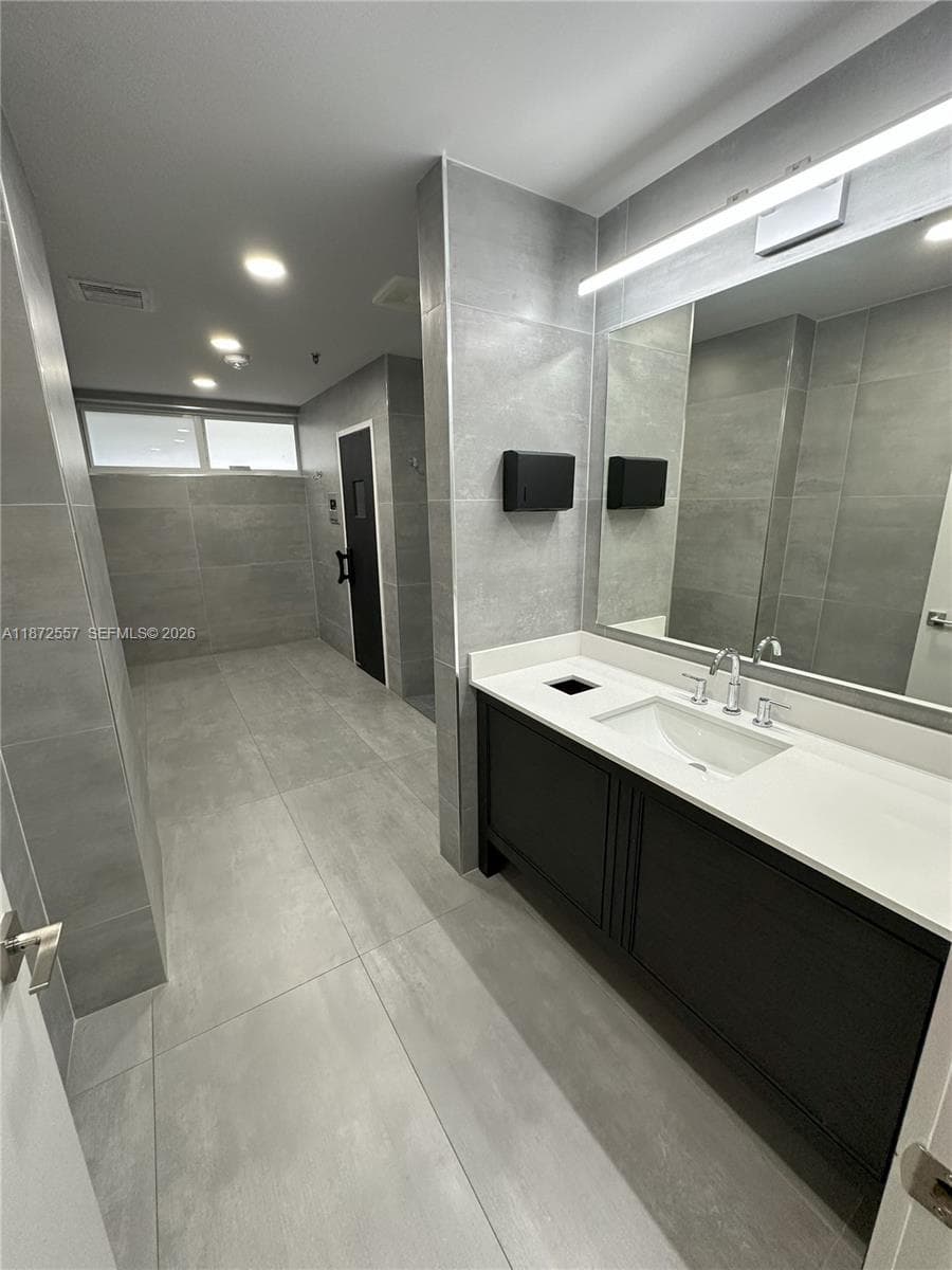 3200 Collins Ave # 3, Miami Beach FL 33140 — 34