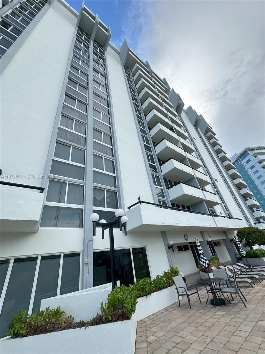 3200 Collins Ave # 3, Miami Beach FL 33140 — 35