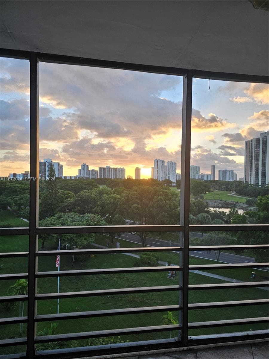20400 W Country Club Dr # 711, Aventura FL 33180 — 2