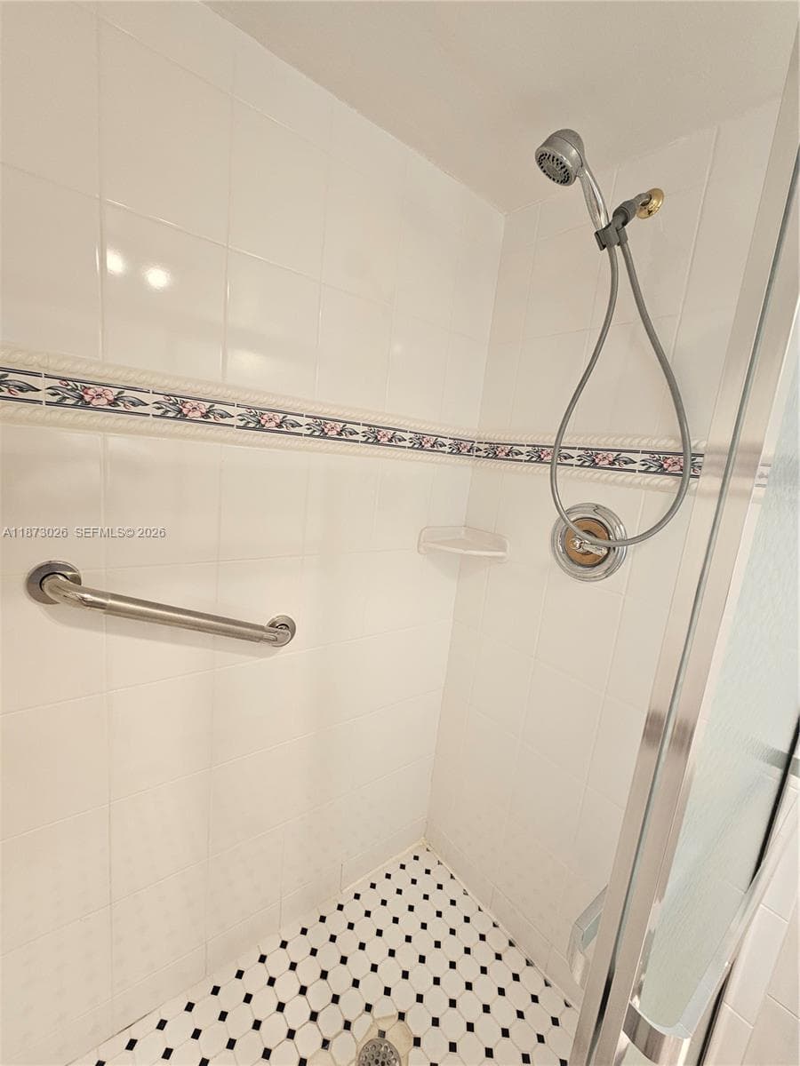 20400 W Country Club Dr # 711, Aventura FL 33180 — 32
