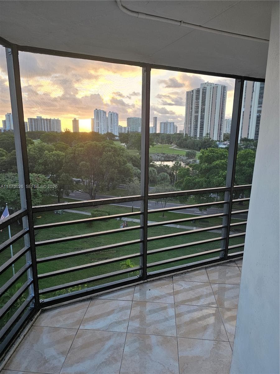 20400 W Country Club Dr # 711, Aventura FL 33180 — 37