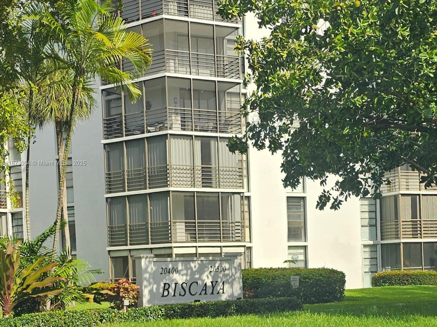 20400 W Country Club Dr # 315, Aventura FL 33180 — 1