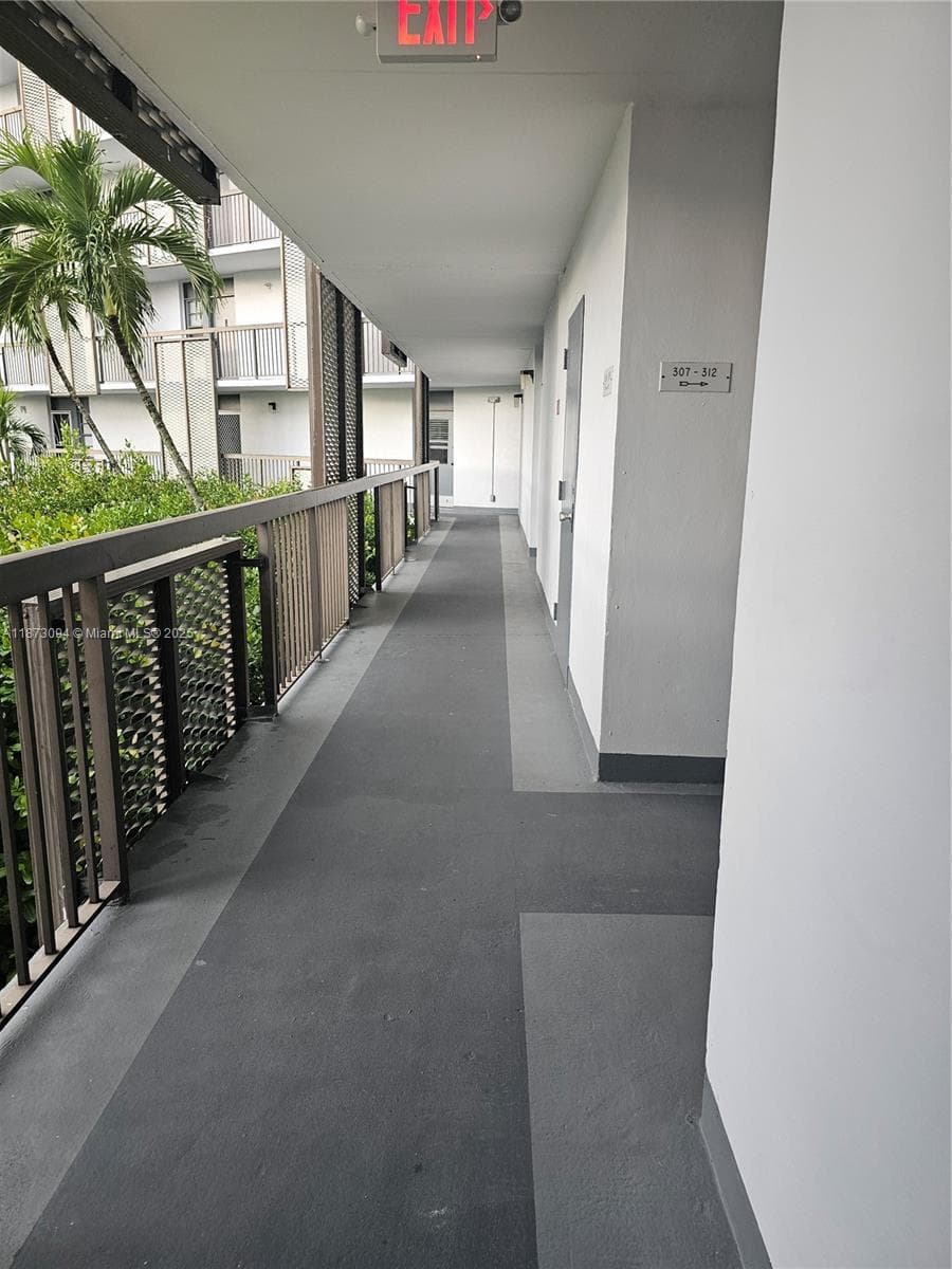 20400 W Country Club Dr # 315, Aventura FL 33180 — 25