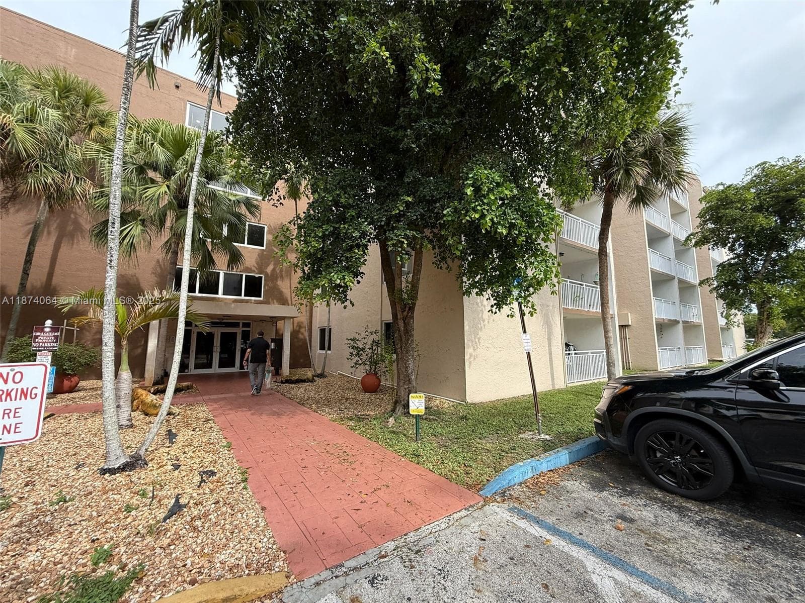 6940 Miami Gardens Dr # 122, Hialeah FL 33015 — 2