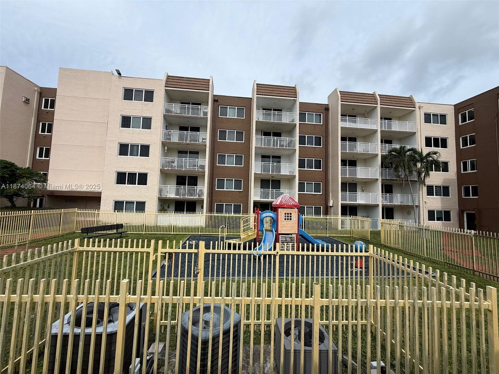 6940 Miami Gardens Dr # 122, Hialeah FL 33015 — 1
