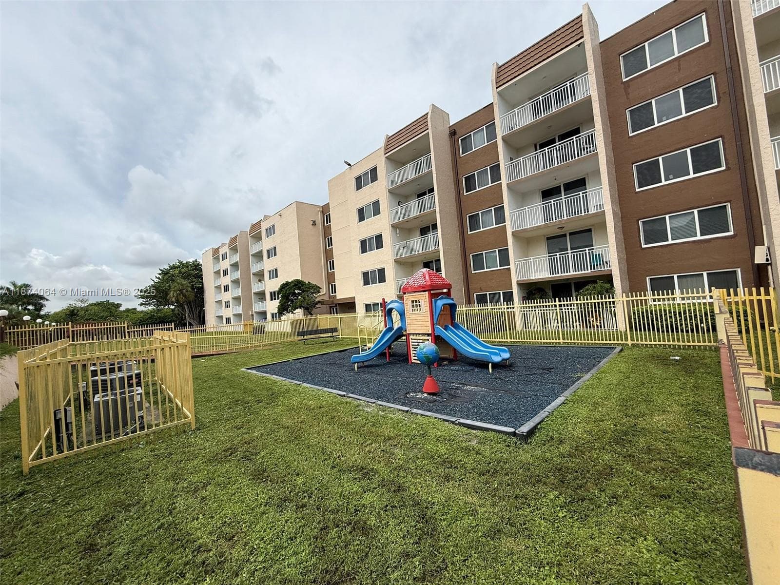 6940 Miami Gardens Dr # 122, Hialeah FL 33015 — 14