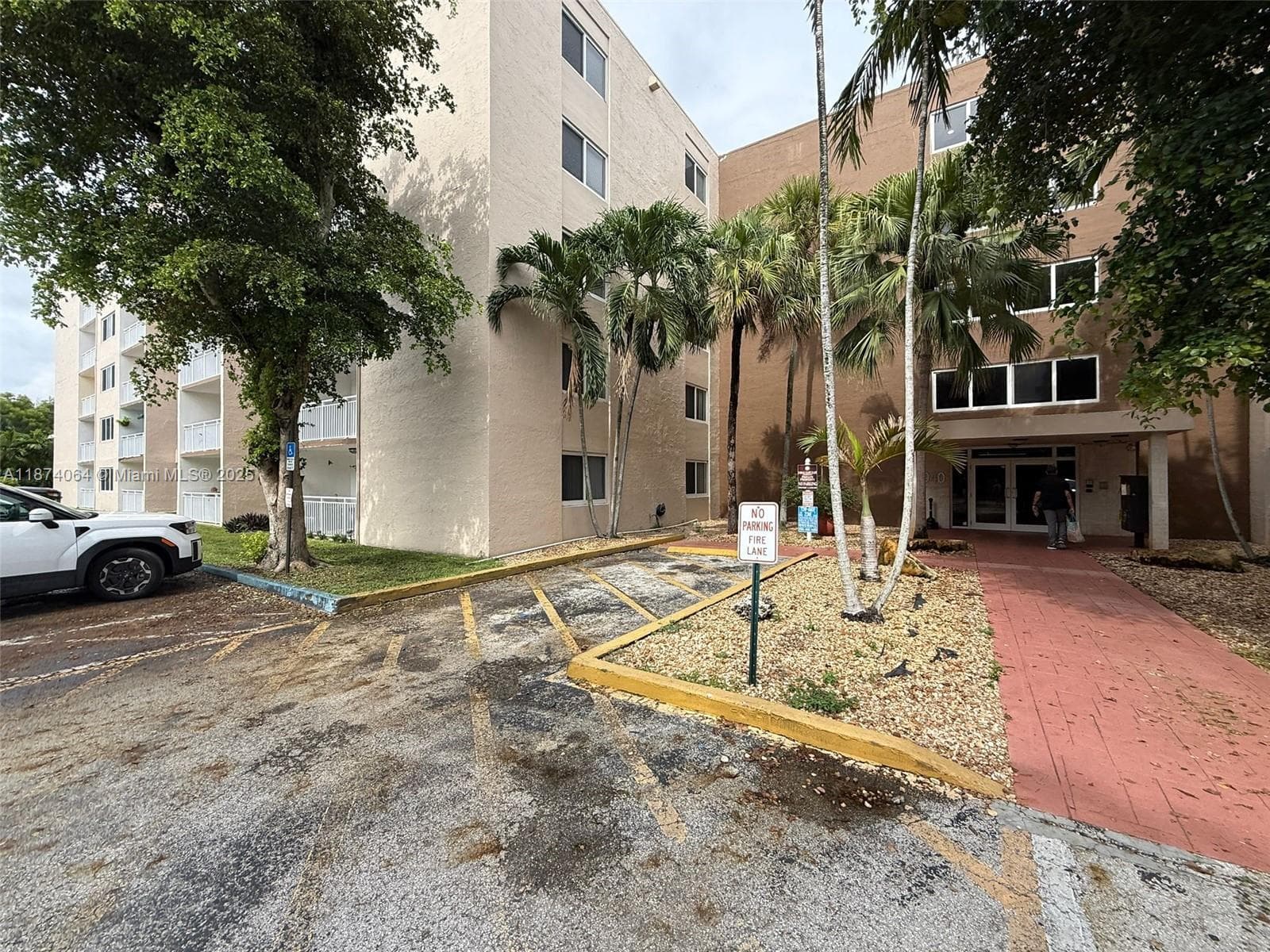 6940 Miami Gardens Dr # 122, Hialeah FL 33015 — 15