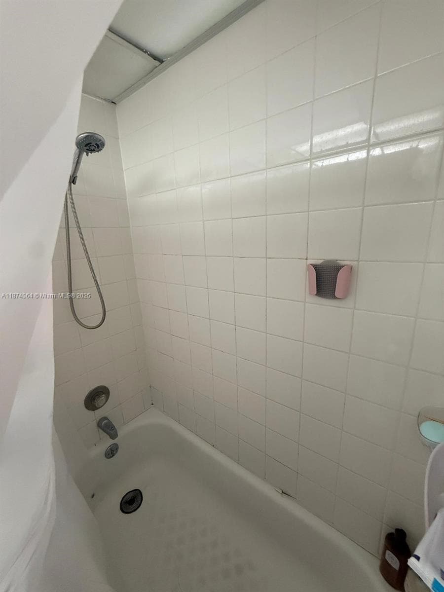 6940 Miami Gardens Dr # 122, Hialeah FL 33015 — 11