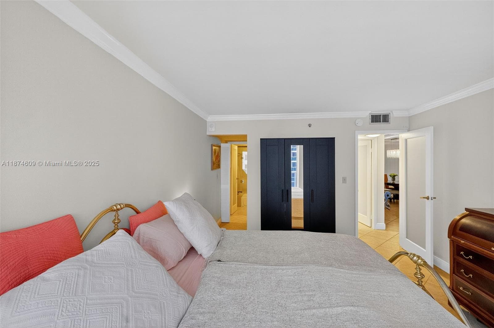 2401 Collins Ave # 1005, Miami Beach FL 33140 — 11