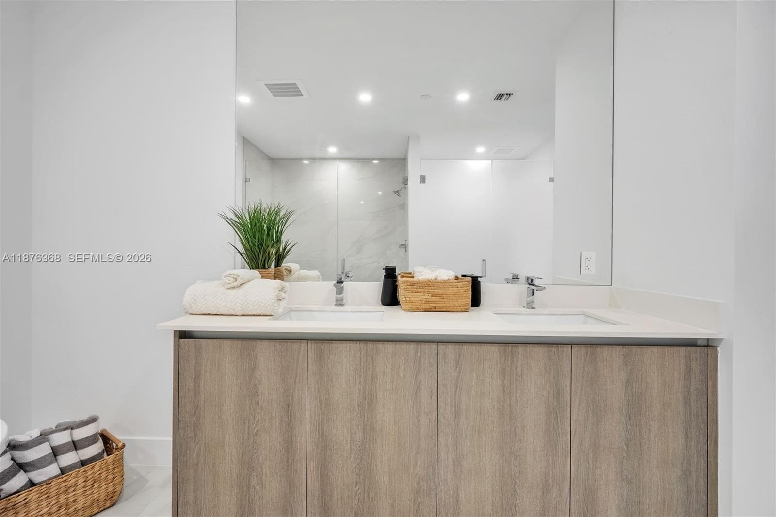 17550 Collins Ave # 1003, Sunny Isles Beach FL 33160 — 33