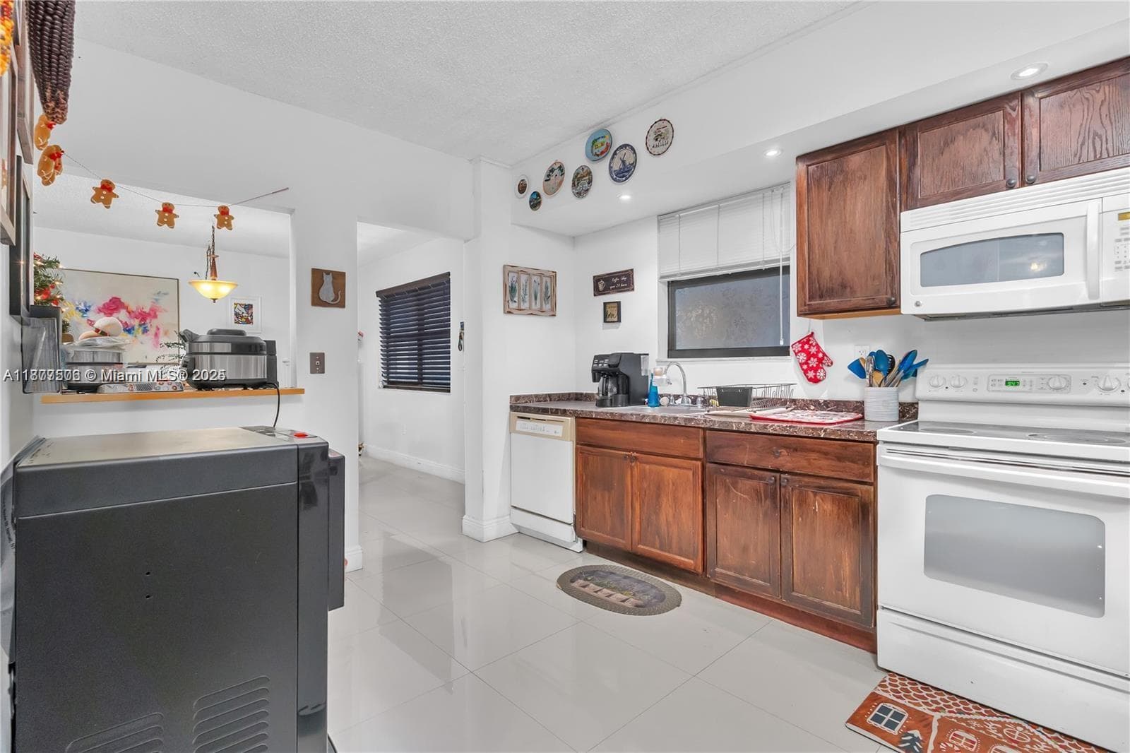 491 Ives Dairy Rd # 5, Miami FL 33179 — 5