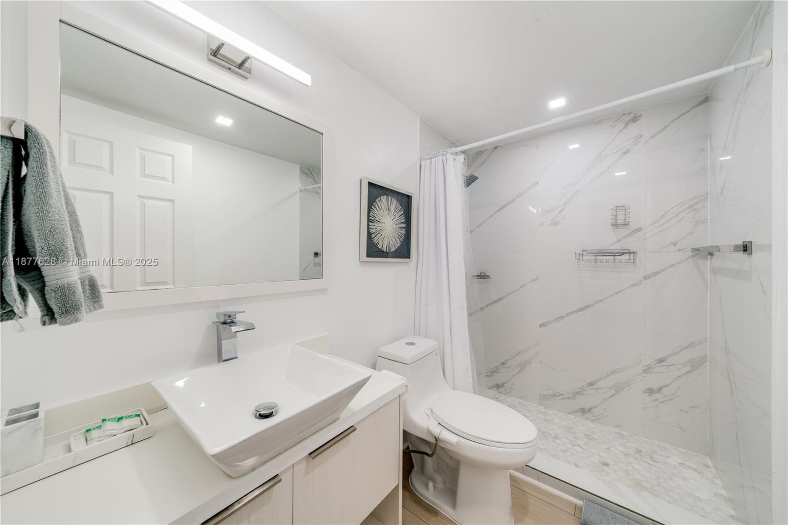 5601 Collins Ave # 1011, Miami Beach FL 33140 — 23