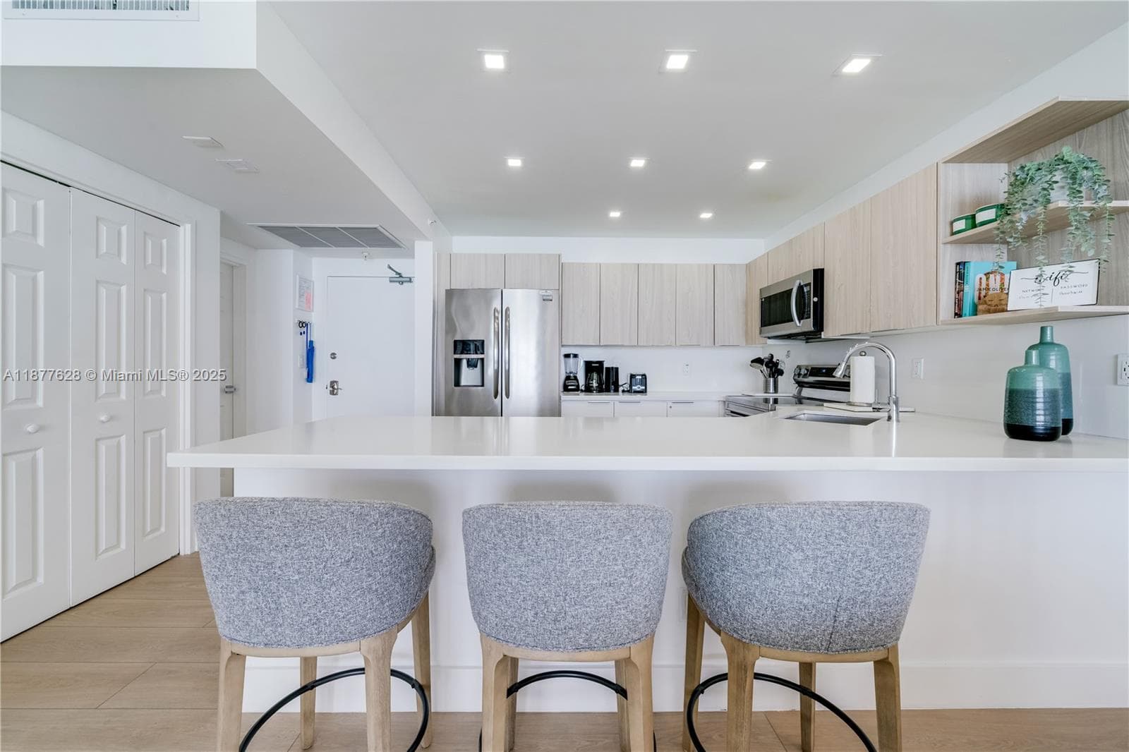 5601 Collins Ave # 1011, Miami Beach FL 33140 — 6