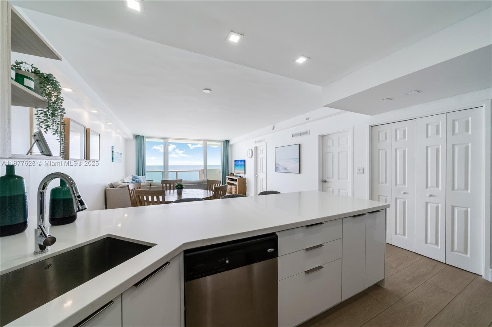 5601 Collins Ave # 1011, Miami Beach FL 33140 — 7