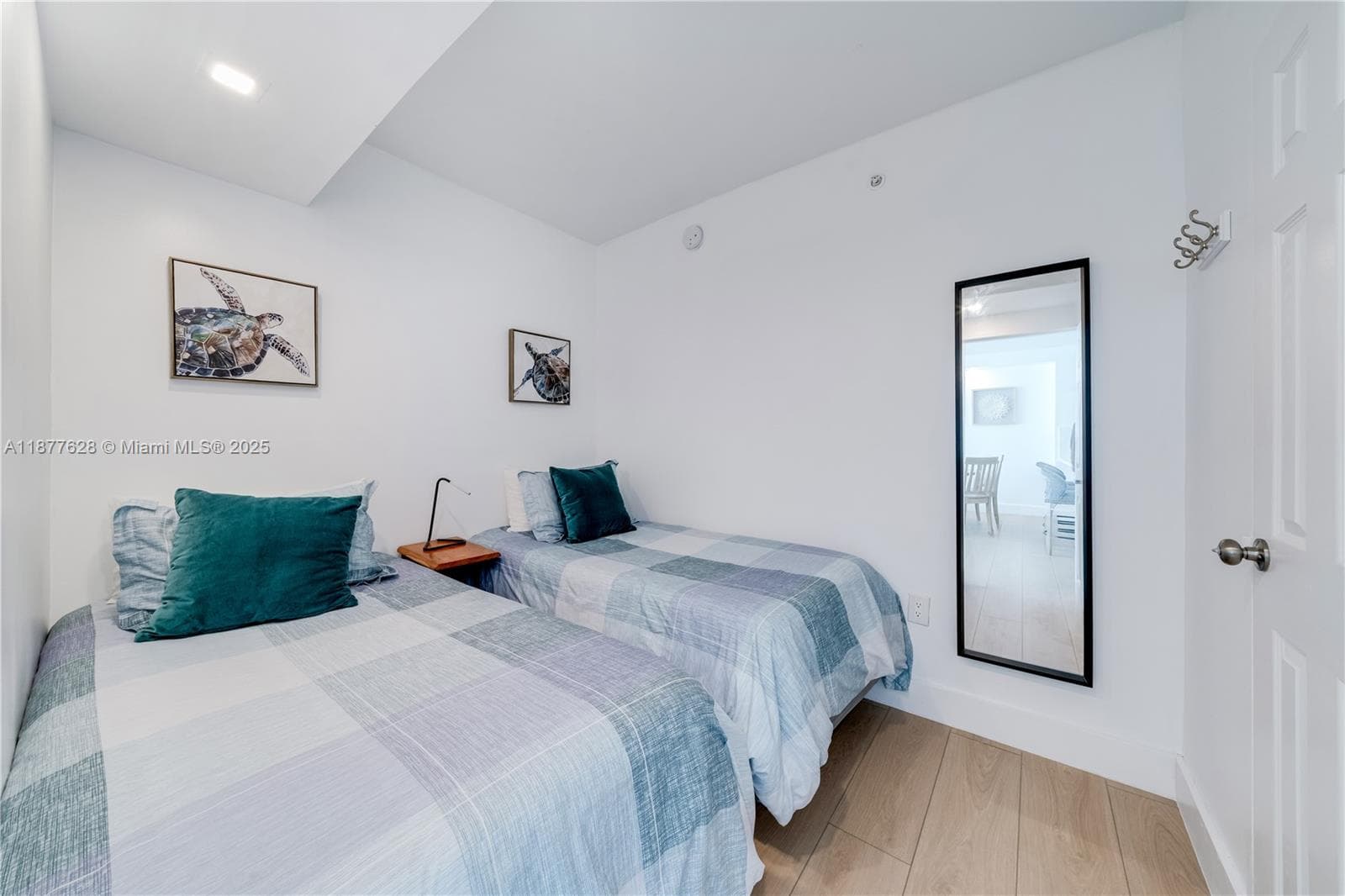 5601 Collins Ave # 1011, Miami Beach FL 33140 — 24