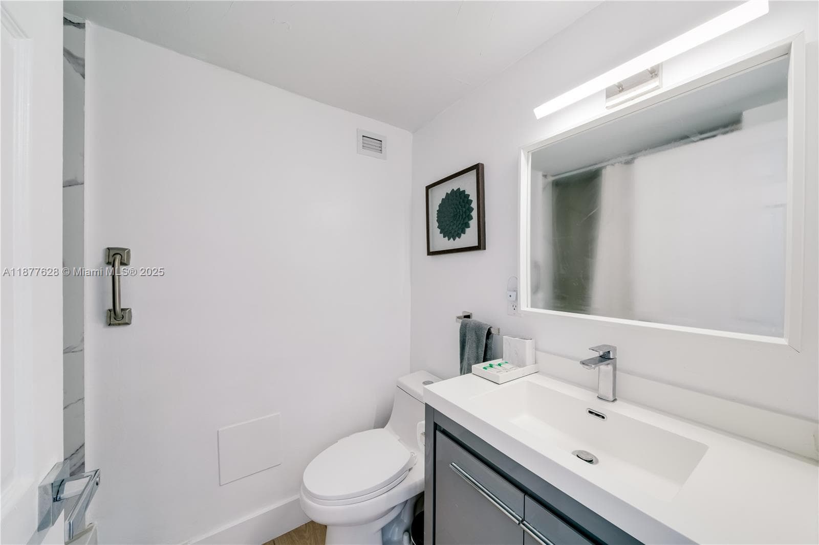 5601 Collins Ave # 1011, Miami Beach FL 33140 — 25