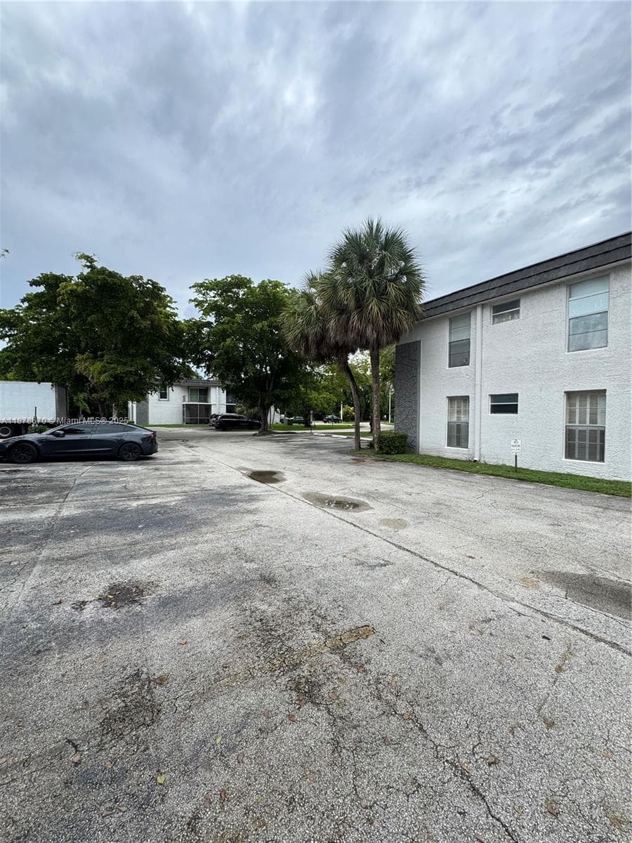 10353 N Kendall Dr, Miami FL 33176 — 17