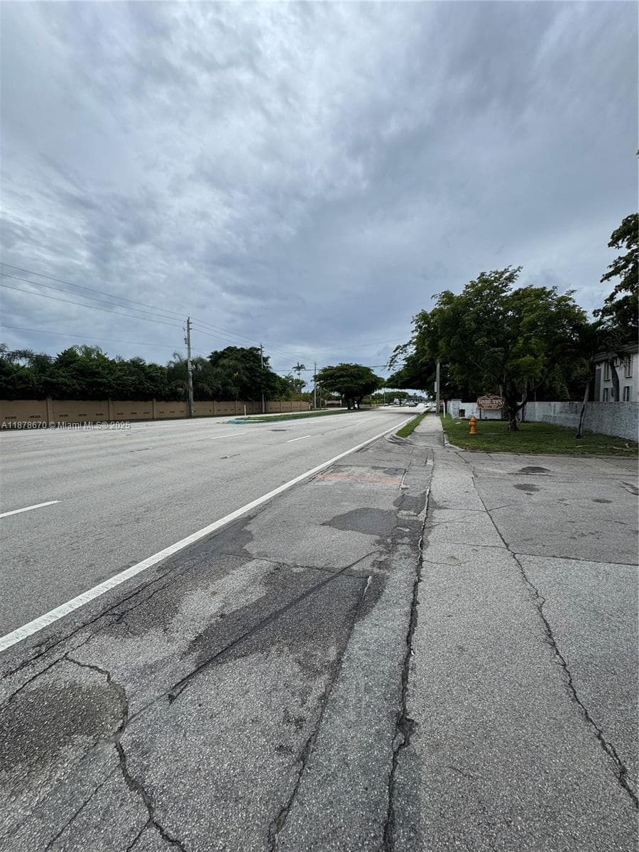 10353 N Kendall Dr, Miami FL 33176 — 16