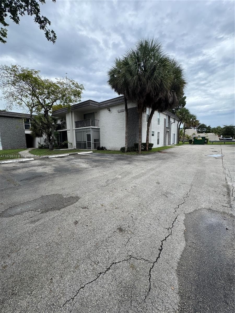 10353 N Kendall Dr, Miami FL 33176 — 1